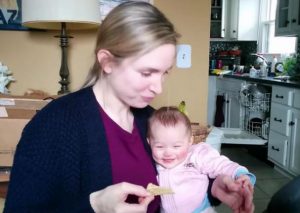 Mira divertirse a una bebé cuando su mamá come papitas crujientes (VIDEO)