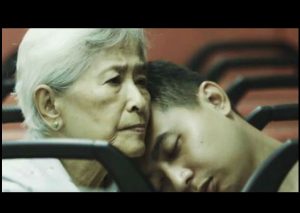 Este video demuestra el amor de una abuela a su nieto, después de la muerte