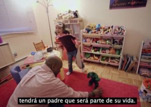 Su esposa trabaja y él está orgulloso de quedarse en casa al cuidado de su hija (VIDEO)
