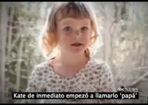 Una pequeña niña llamó ‘papá’ a un desconocido y no imaginas lo que pasó después (VIDEO)