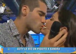 Guty Carrera y Sandra Arana se besan (VIDEO)