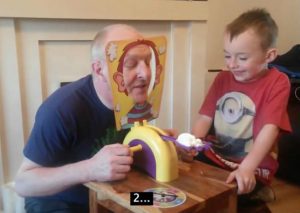 ¡Tiernos! Mira el divertido juego de un abuelo y su nieto (VIDEO)