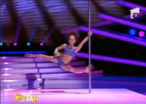 Niña sorprende con su talento para el ‘pole dance’ (VIDEO)