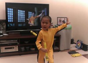 ¡Muy tierno! Mira como este niño imita perfectamente a Bruce Lee (VIDEO)