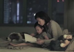 ¡Conmovedor! Parece una mamá ‘común’ pero su historia te sorprenderá (VIDEO)