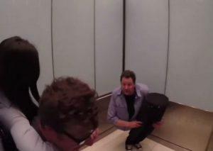 Este mago partió su cuerpo en dos y generó pánico en ascensor (VIDEO)