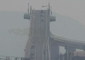 Conoce el puente que parece una montaña rusa, en Japón (VIDEO)