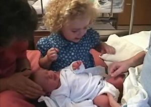 ¡Muy tierna! Dulce niña trata de calmar a su hermana recién nacida (VIDEO)