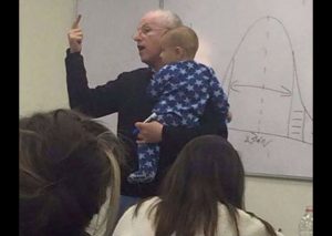 Profesor tiene un tierno gesto con el bebé de su alumna (FOTOS)