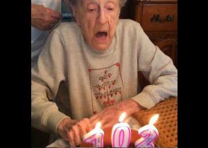 No esperaba que al soplar las velas de su torta se le salieran los dientes (VIDEO)