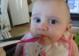 ¿No le gustó? Mira la curiosa reacción de este bebé al comer palta (VIDEO)