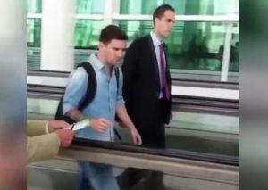 Le pide autógrafo a Lionel Messi y este lo ignora (VIDEO)