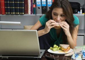 ¿Comes frente a la computadora? Te contamos por qué esto es malo para tu salud