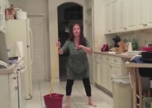 Mujer embarazada bailaba, cuando de pronto se le… (VIDEO)