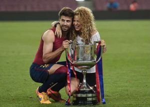 Shakira y Piqué celebran triunfo de  Barcelona con apasionado beso (FOTOS)