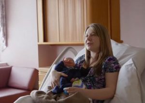 ¡Conmovedor! Nueva madre recibe una visita que la hizo llorar de emoción (VIDEO)