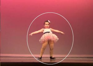 ¡Muy tierna! Esta niña se roba el show en un baile grupal (VIDEO)