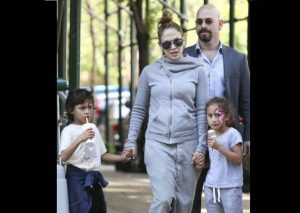 Jennifer Lopez y sus mellizos disfrutan de un paseo (FOTOS)