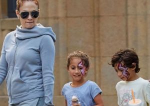 Jennifer Lopez comparte adorable selfie junto a sus hijos (FOTO)
