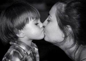 ¿Besas a tu hijo en la boca? Aquí te decimos por qué no debes de hacerlo