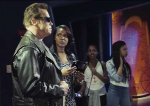 Arnold Schwarzenegger se disfraza de estatua y asusta a sus fans (VIDEO)