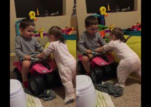 Este niñito hizo algo enternecedor por su hermanita bebé (VIDEO)