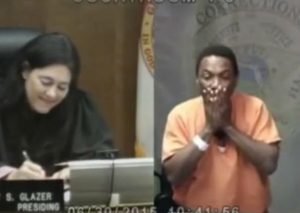 Ella es jueza y él es acusado en la corte, pero antes fueron compañeros de colegio (VIDEO)