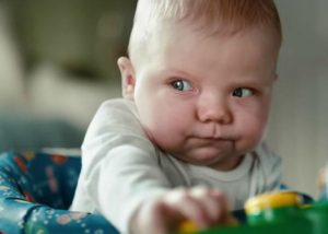 Esta son las caras que ponen los bebés cuando hacen popó (VIDEO)