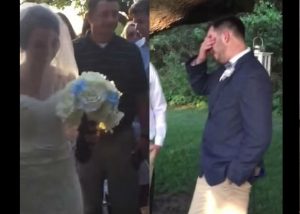 Ve a su futura esposa caminar hacia el altar y no puede evitar llorar de emoción (VIDEO)