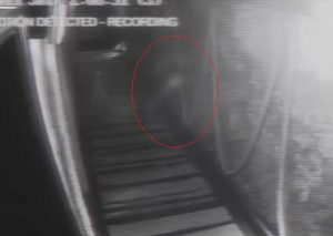 Cámaras de seguridad graban a supuesto fantasma (VIDEO)
