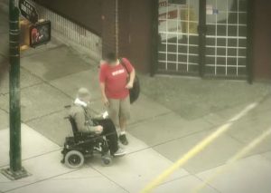 Policía se disfraza de discapacitado para atrapar criminales y fracasa, pero… (VIDEO)