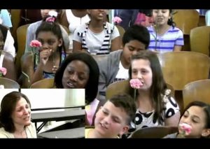 ¡Muy emotivo! Coro de niños sorprendió a profesora con cáncer (VIDEO)