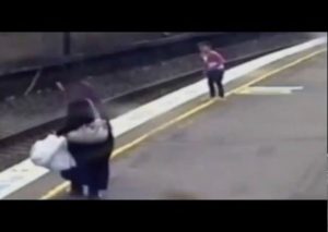 Un tren iba a pasar sobre un niño y esta mujer reaccionó así… (VIDEO)