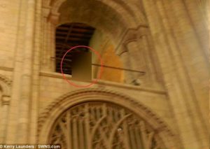 Habrían fotografiado a un obispo fantasma en una catedral (FOTO)
