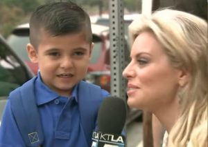 Un niño estaba muy feliz hasta que una reportera le preguntó por… (VIDEO)