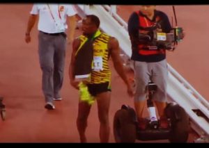 Camarógrafo atropelló a Usain Bolt y al parecer… (VIDEO)