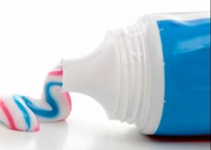¿Sabes para qué es bueno echarle crema dental a tu celular?