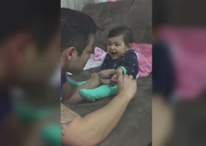 Su papá quiere cortarle las uñas y este bebé se divierte asustándolo (VIDEO)