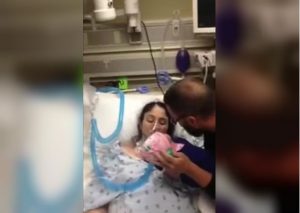 Ella estaba en coma pero cuando le acercaron a su bebé ocurrió un milagro (VIDEO)