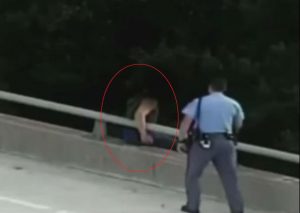 ¡Conmovedora escena! Quería suicidarse hasta que llegó un policía y lo abrazó (VIDEO)