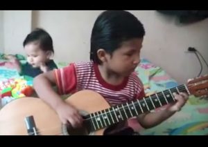 Niño de 5 años toca la guitarra como un maestro y conquista Facebook (VIDEO)