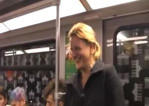 Comenzó a reírse en un tren y todos terminaron haciendo lo mismo (VIDEO)
