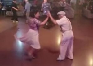 Pareja de ancianos es la sensación en la pista de baile (VIDEO)