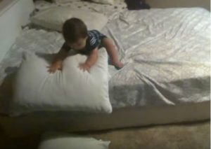 No vas a creer qué hace este bebé de un año para bajar de su cama (VIDEO)