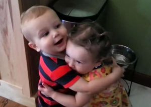La alegría de este niño por recibir un abrazo es lo más tierno que verás (VIDEO)