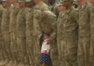 Tierna niña rompe protocolo de ceremonia militar y abraza a su padre (VIDEO)