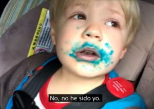 Este pequeño pensó que nadie se daría cuenta que comió pastel (VIDEO)