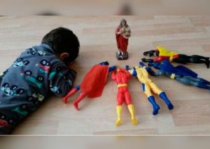 Niño rezando con sus muñecos conmueve a las redes sociales