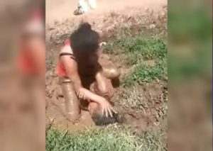 ¡Lamentable! Mujeres protagonizan bochornosa pelea por un hombre (VIDEO)
