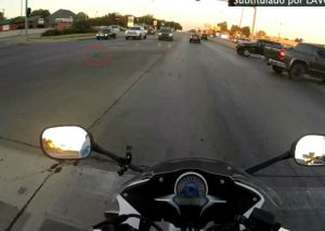 Mujer detuvo su moto en medio de la pista para salvar a un pequeño gato (VIDEO)